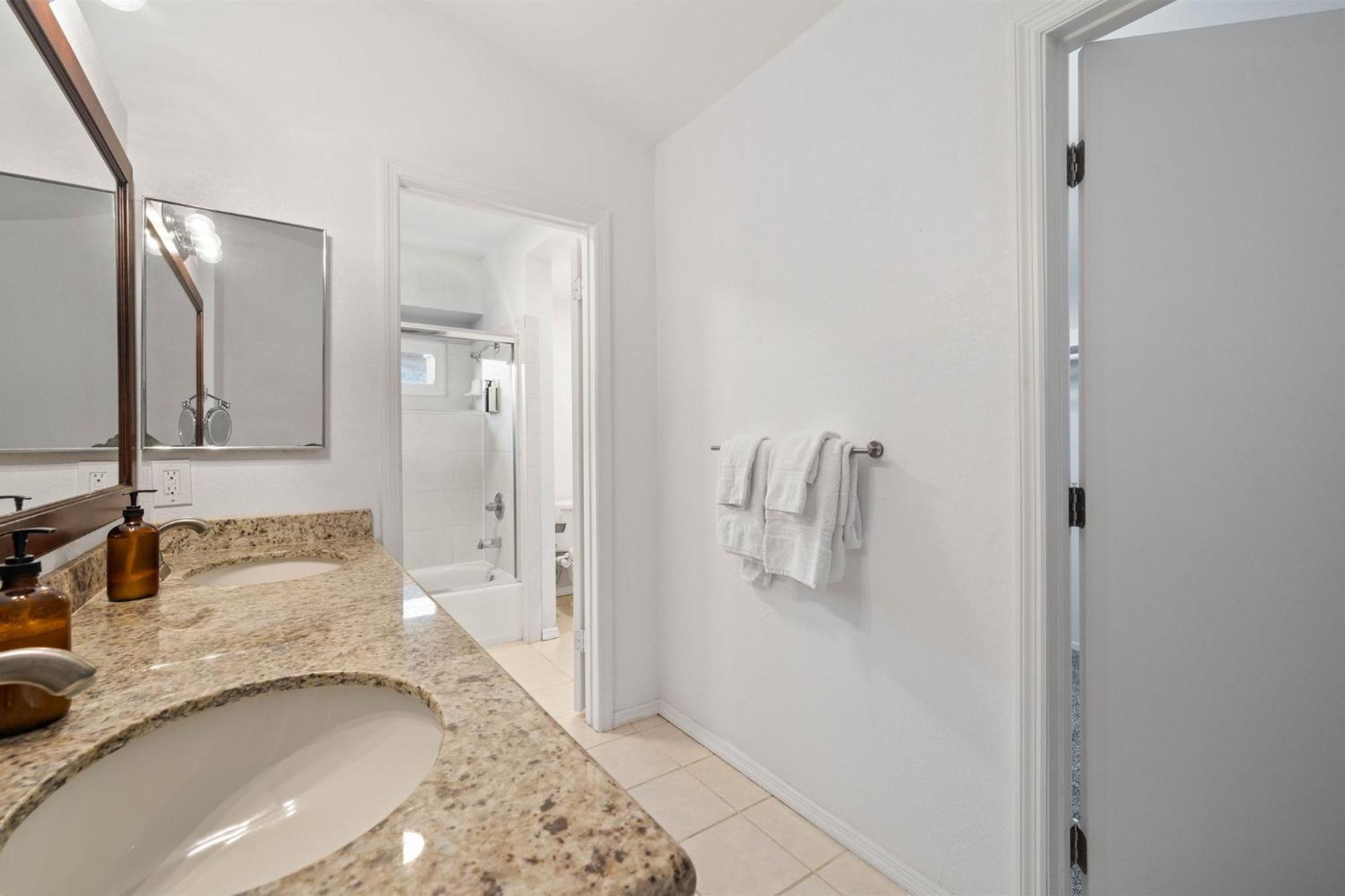 Spacious 4br Oasis With Pool Table And