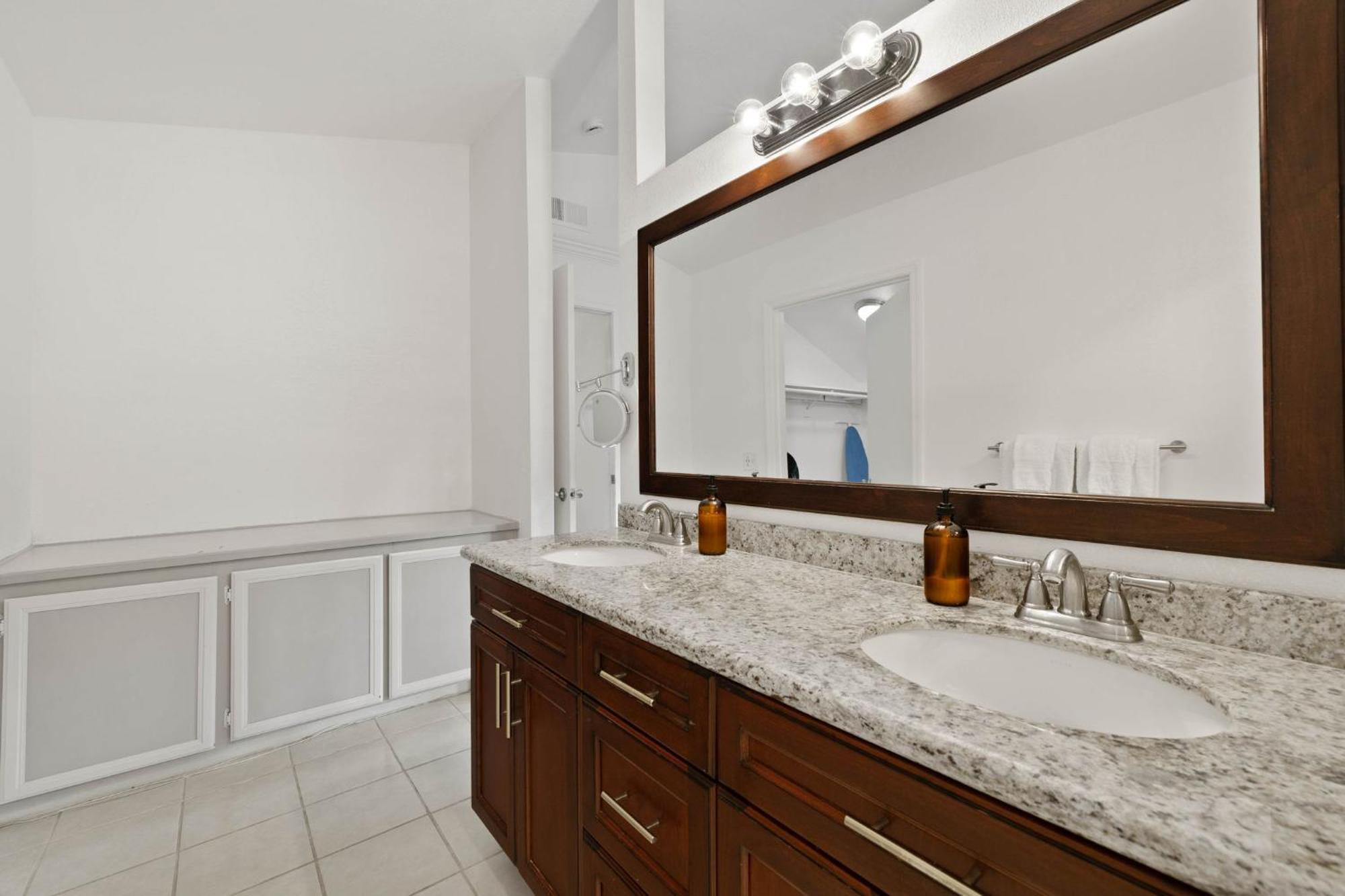 Spacious 4br Oasis With Pool Table And Villa