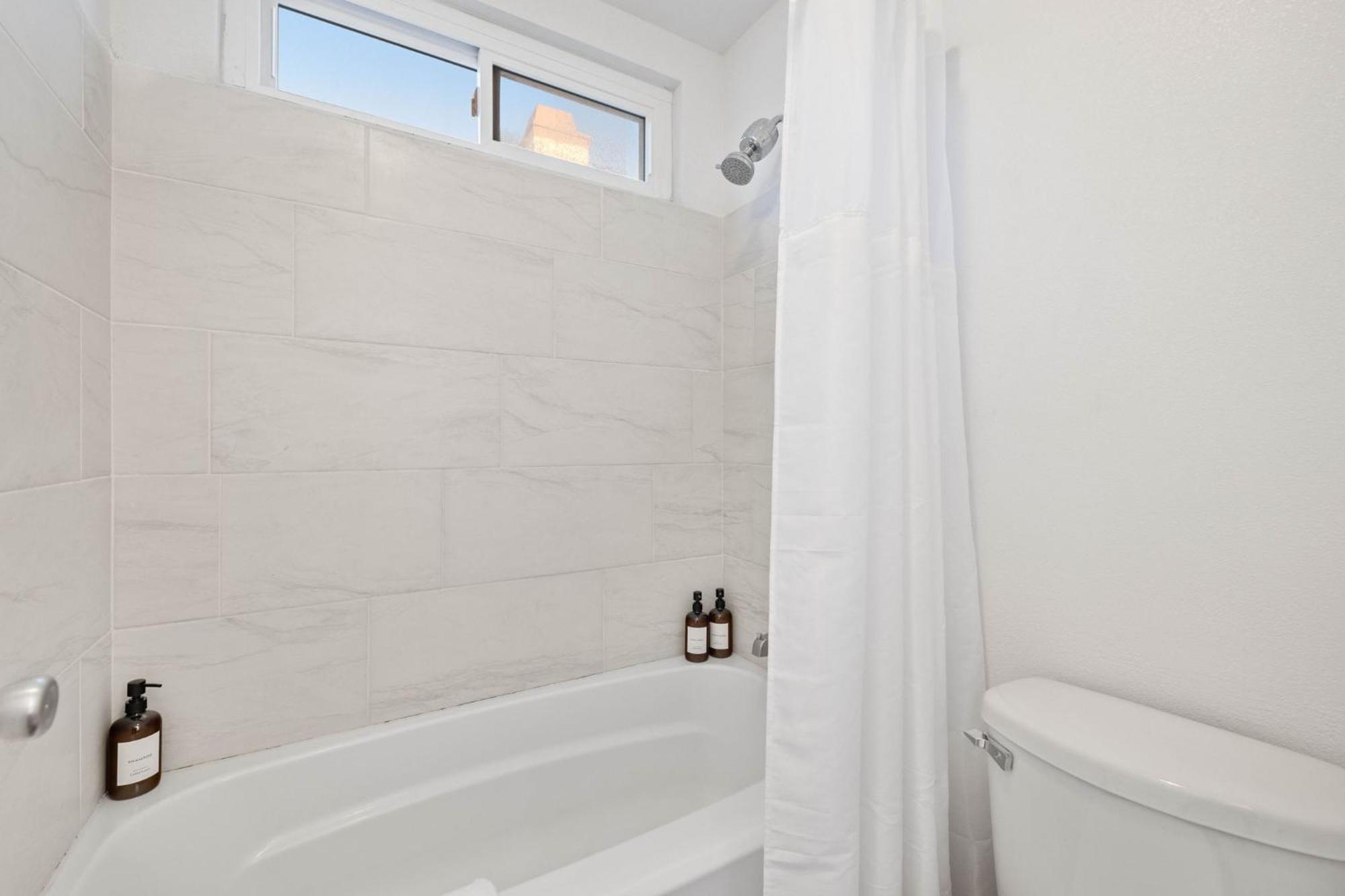Spacious 4br Oasis With Pool Table And *