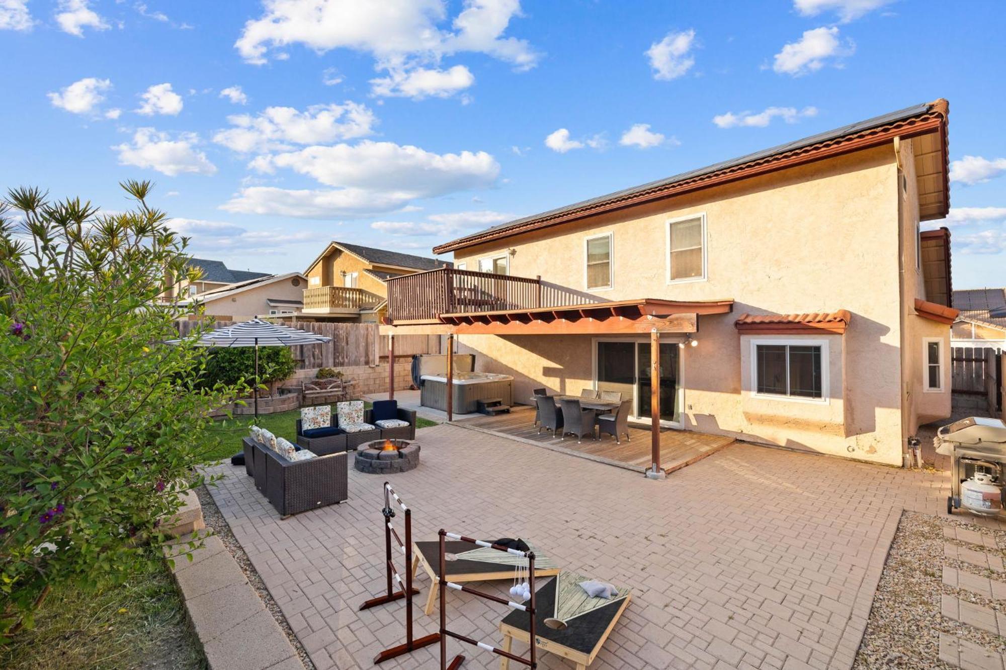 Spacious 4br Oasis With Pool Table And